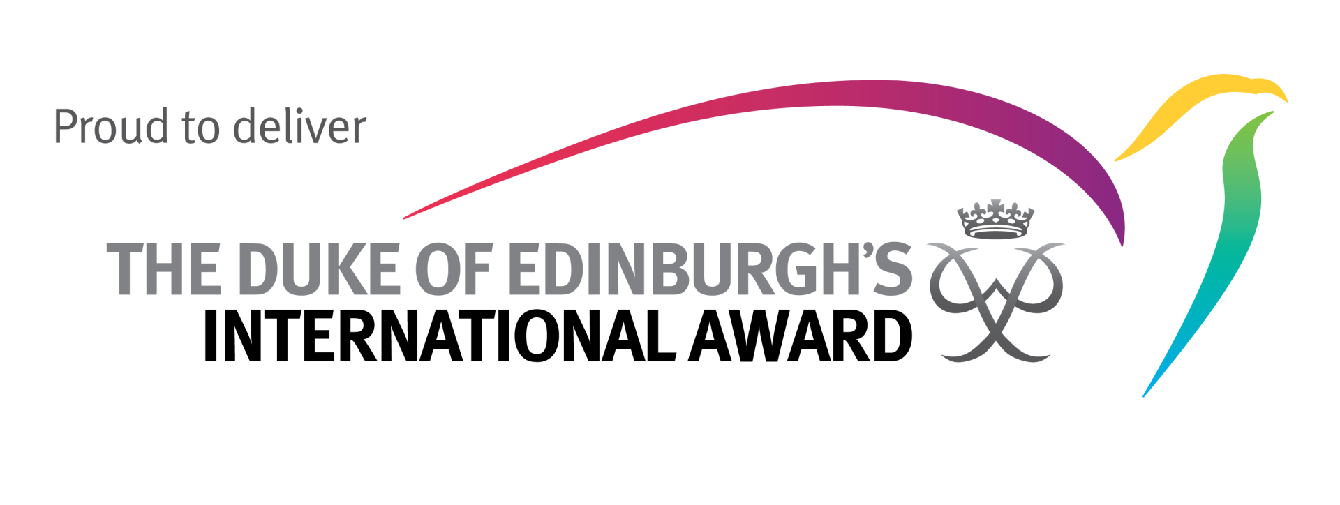 Logo für den „Duke of Edinburgh’s International Award“ mit einer Krone und einem abstrakten Vogelsymbol über einem mehrfarbigen Swoosh. Der Text „Proud to deliver THE DUKE OF EDINBURGHS INTERNATIONAL AWARD“ ist auf hellem Hintergrund zu lesen.