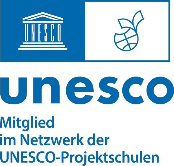 Blau-weißes Logo mit dem UNESCO-Gebäude und einem stilisierten Globus; darunter steht: „UNESCO-Mitglied im Netzwerk der UNESCO-Projektschulen“. Weist auf die Mitgliedschaft im Netzwerk der UNESCO-Projektschulen hin.
